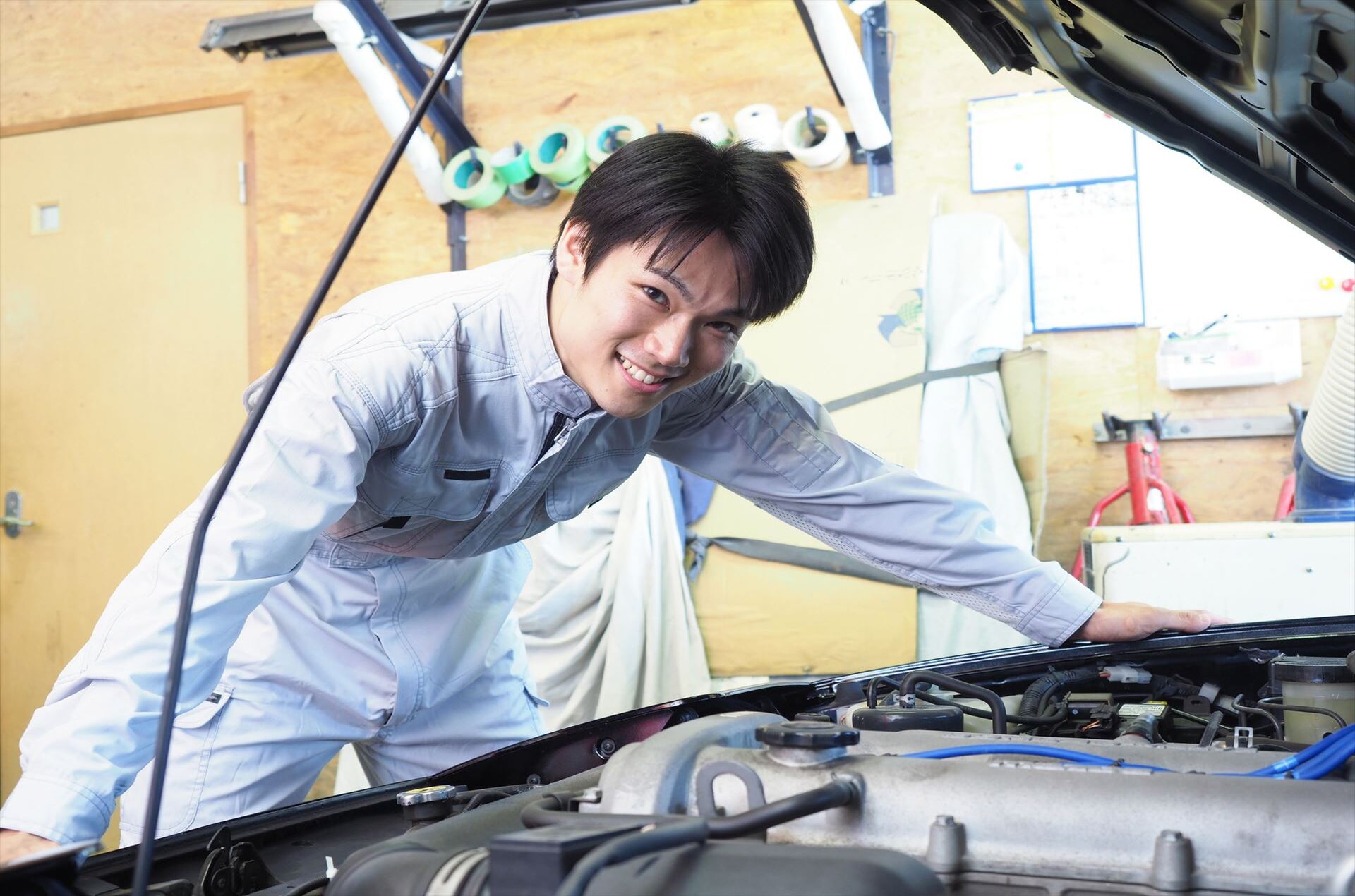 車の整備を行う整備士